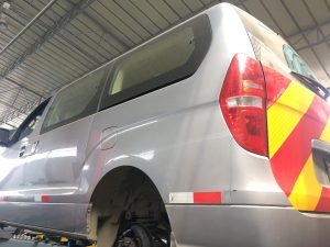 minivan hyundai h1 para proyectos con elementos de seguridad vial.